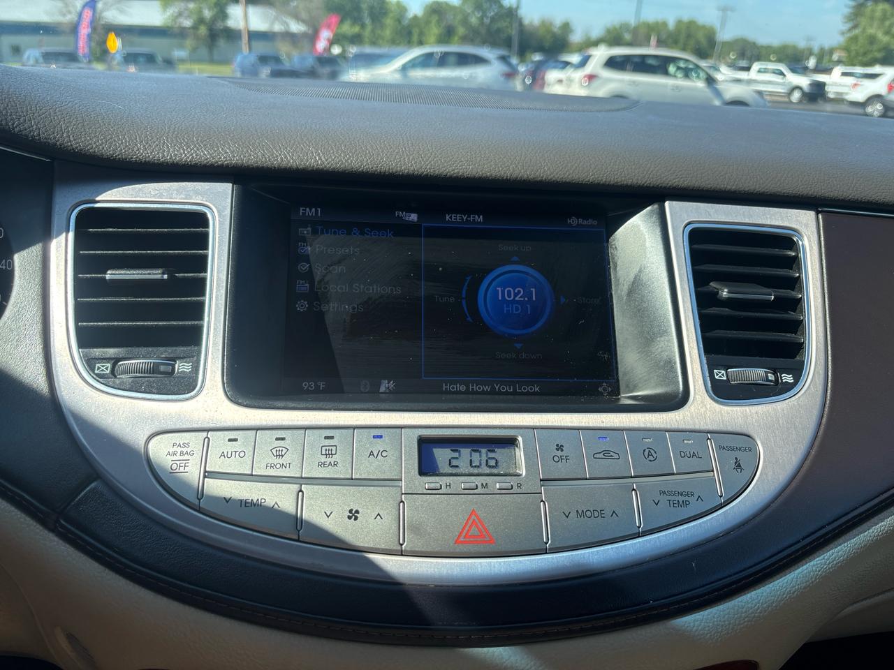 Hyundai Genesis 4dr Sdn V6 3.8L 2012