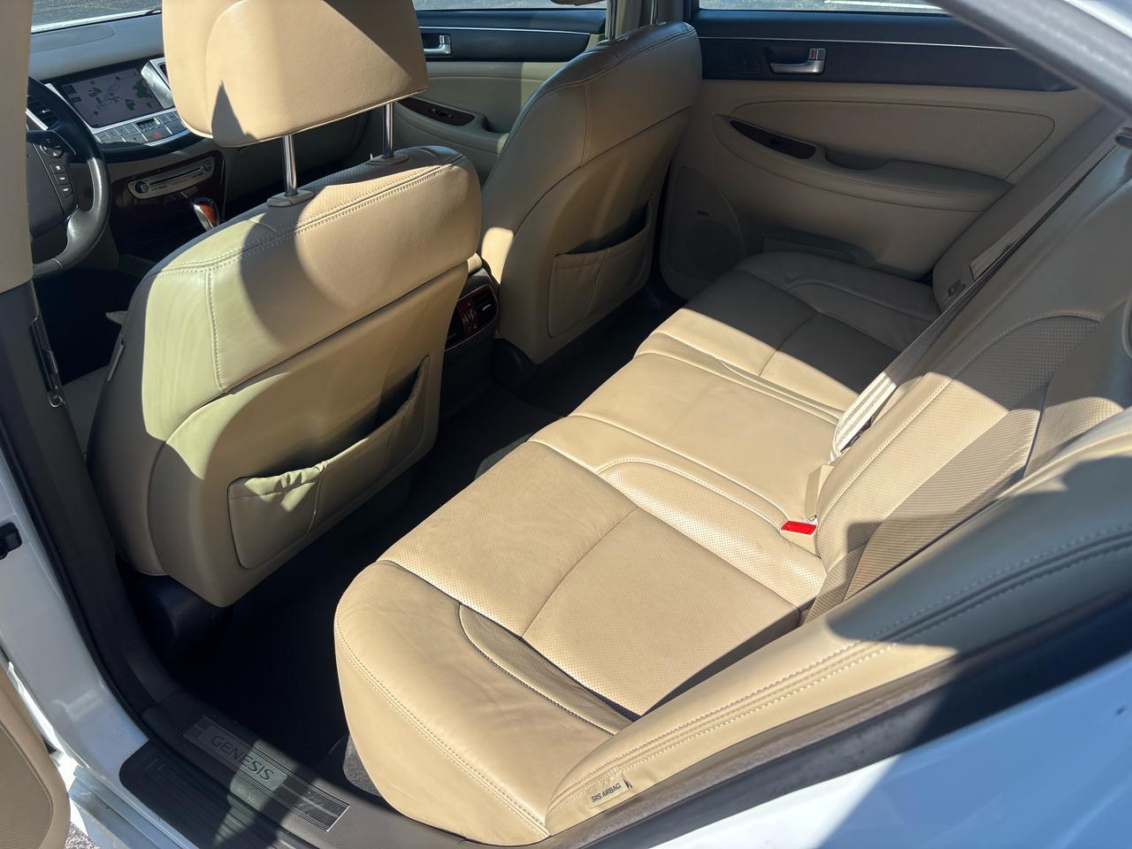Hyundai Genesis 4dr Sdn V6 3.8L 2012