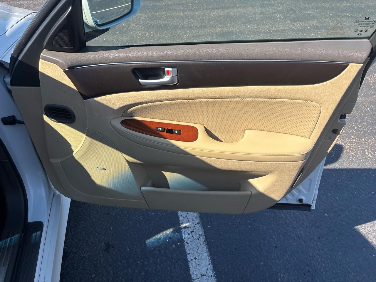 Hyundai Genesis 4dr Sdn V6 3.8L 2012