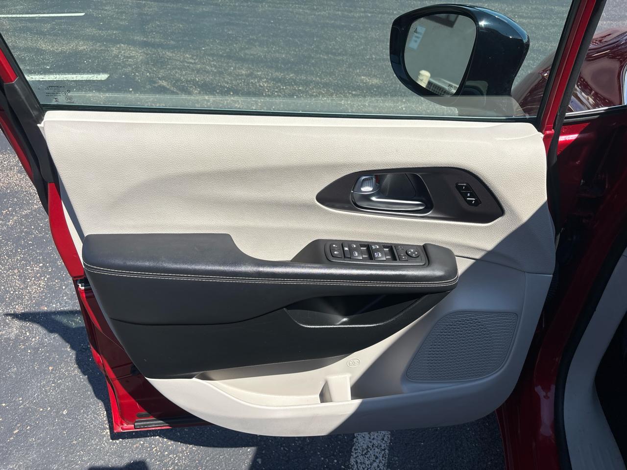 Chrysler Pacifica Touring L FWD 2024