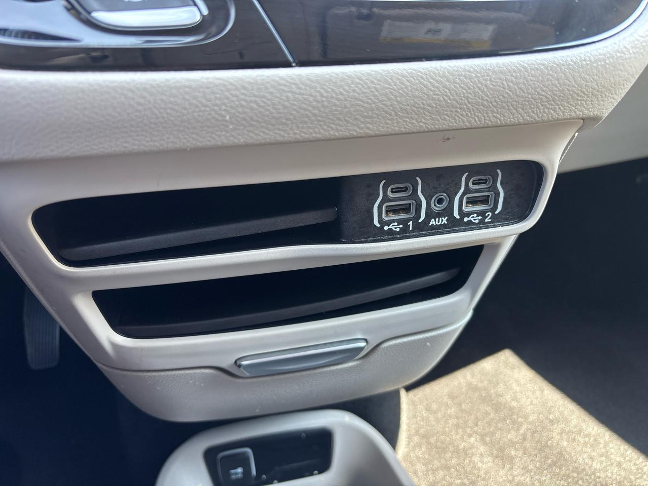 Chrysler Pacifica Touring L FWD 2024