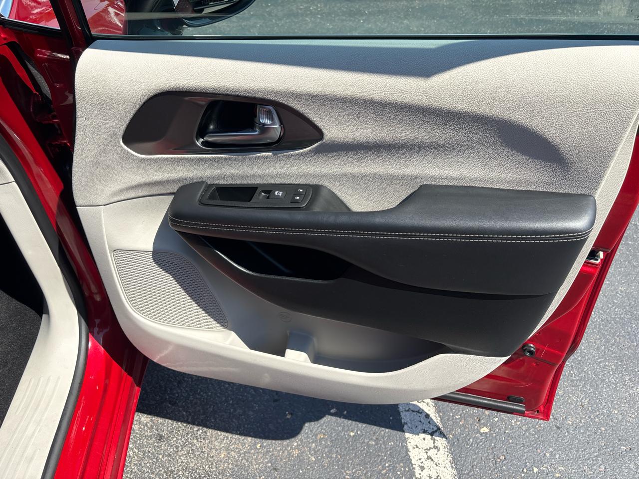 Chrysler Pacifica Touring L FWD 2024