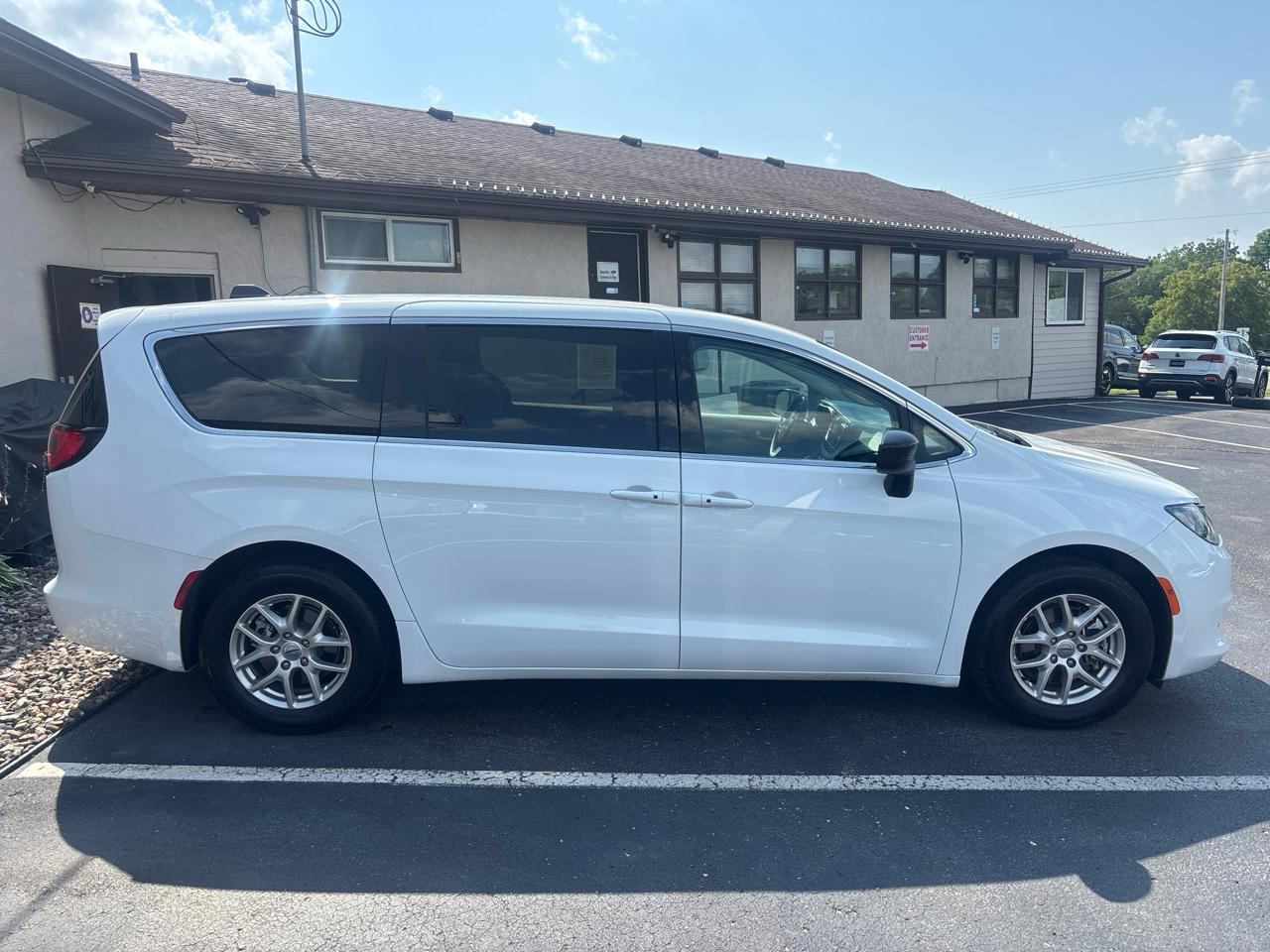 Chrysler Voyager LX FWD 2024