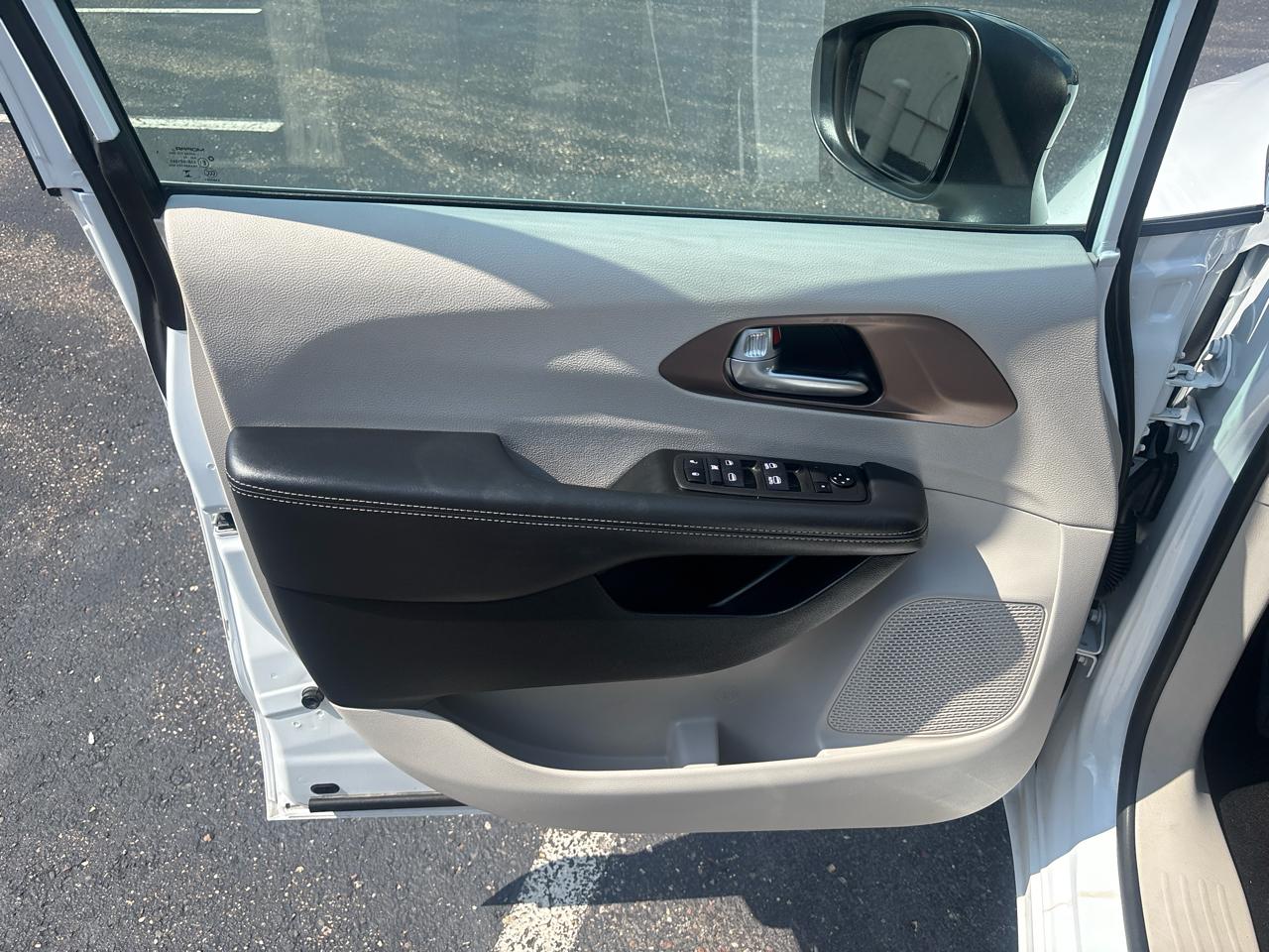Chrysler Voyager LX FWD 2024