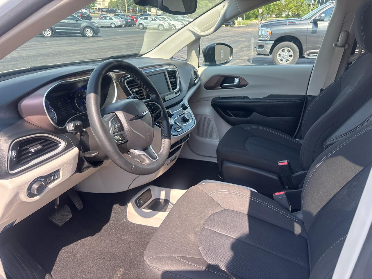 Chrysler Voyager LX FWD 2024