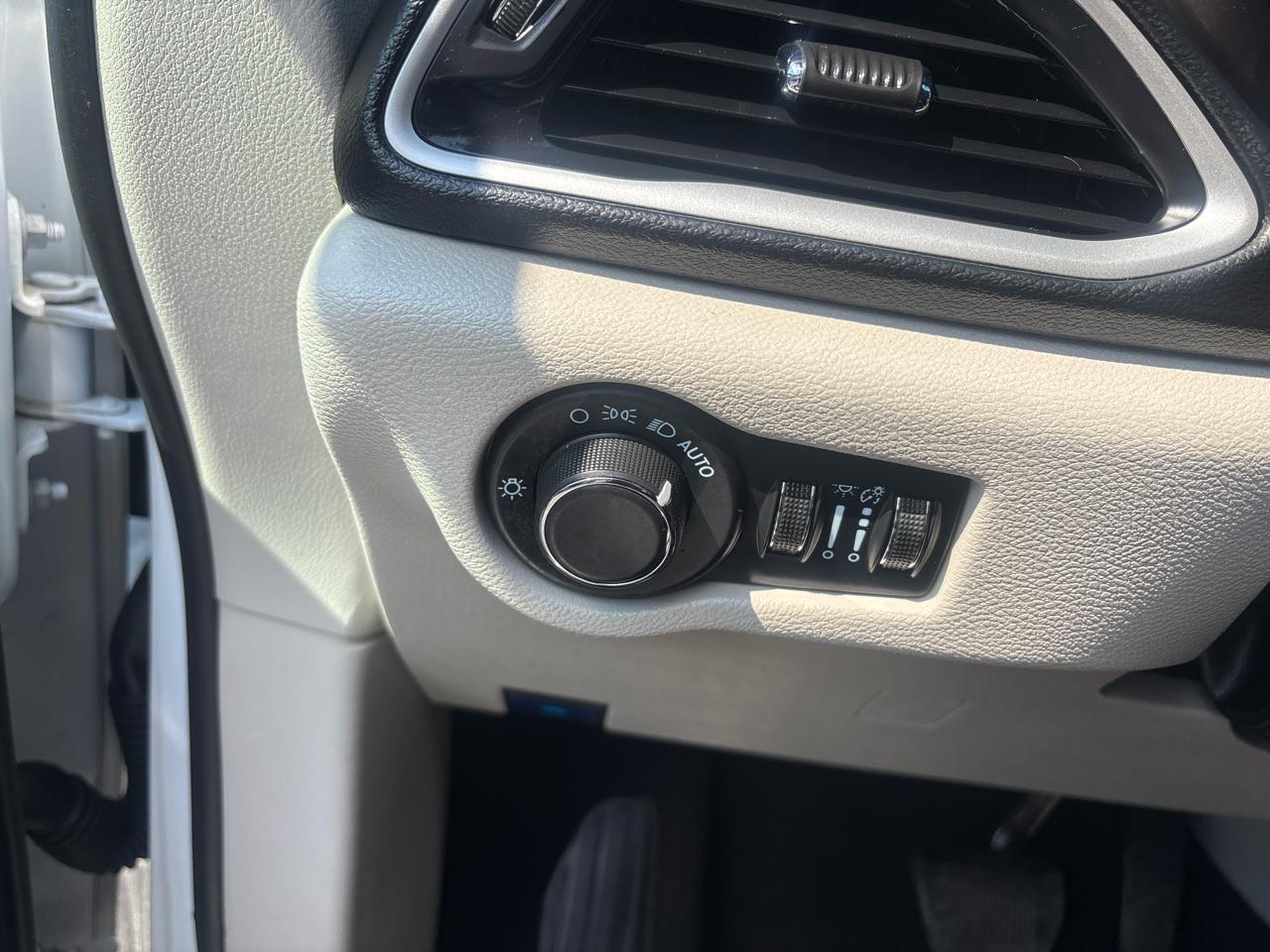 Chrysler Voyager LX FWD 2024