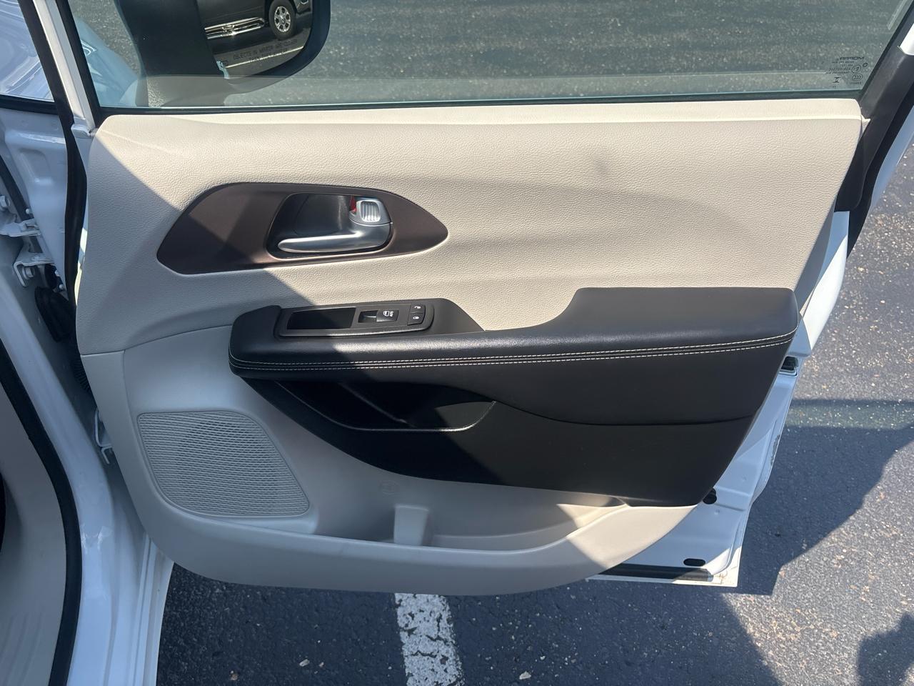 Chrysler Voyager LX FWD 2024