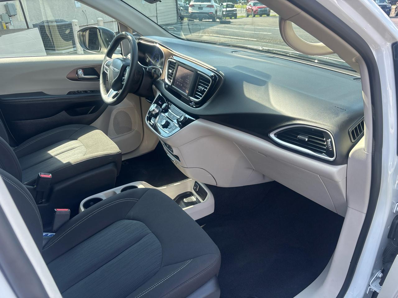 Chrysler Voyager LX FWD 2024