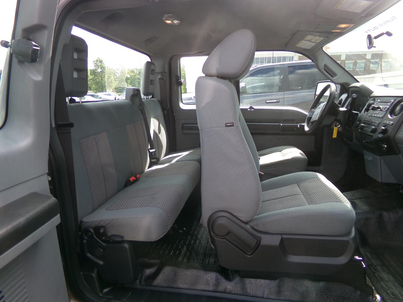 Ford Super Duty F-250 SRW 2WD SuperCab 142" XL 2015