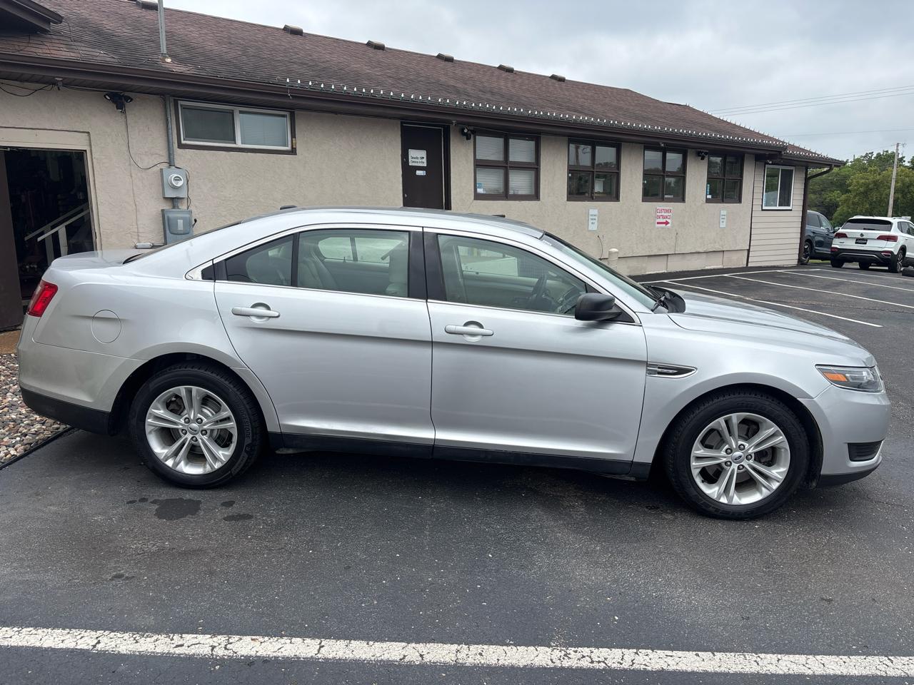 Ford Taurus SE FWD 2017