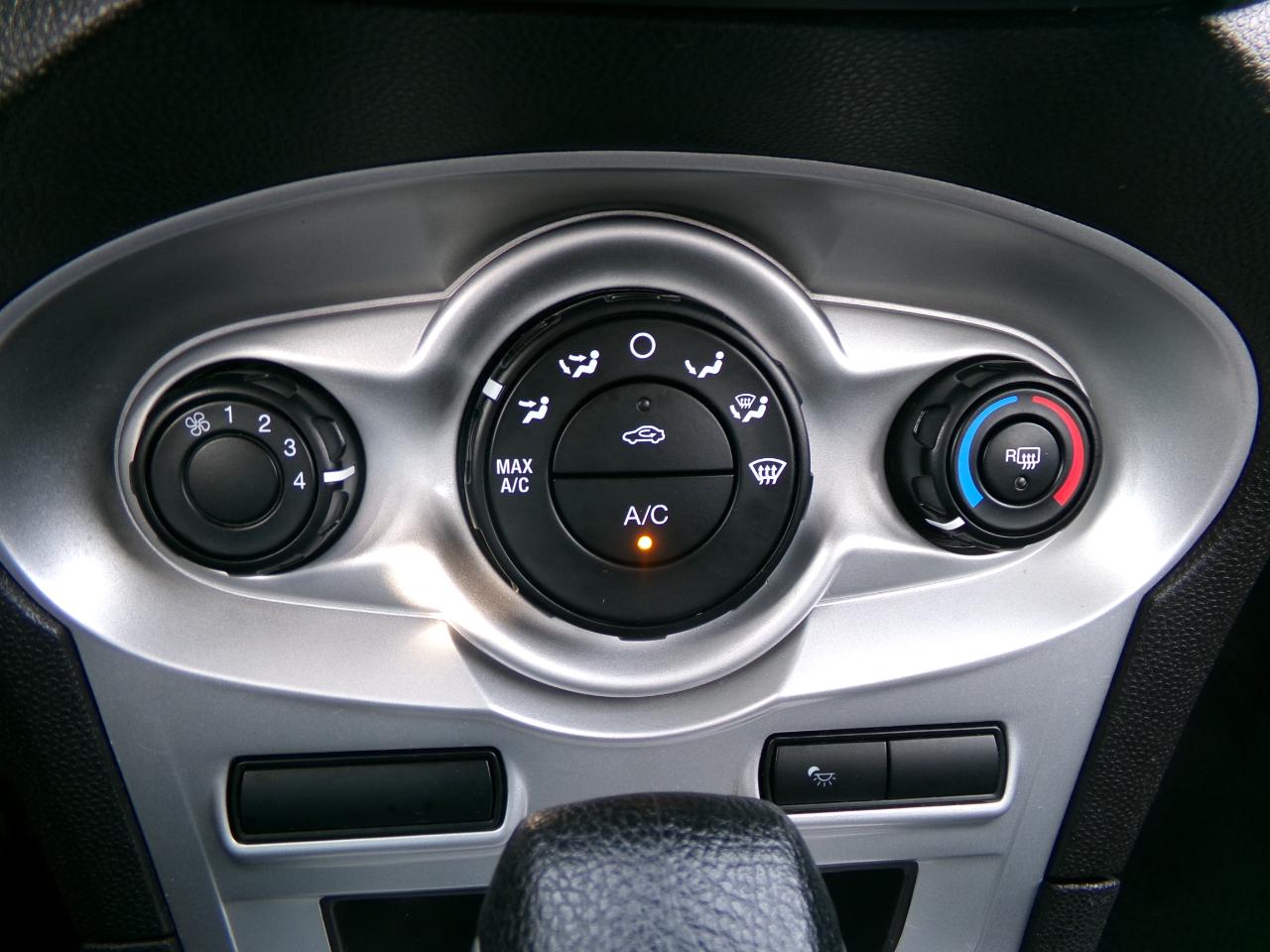 Ford Fiesta 4dr Sdn SE 2014