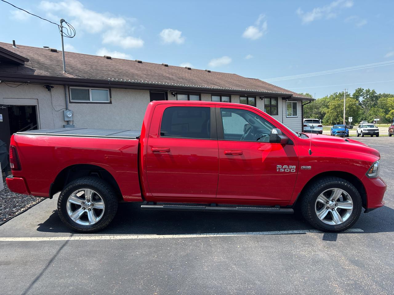 RAM 1500 4WD Crew Cab 140.5" Sport 2016