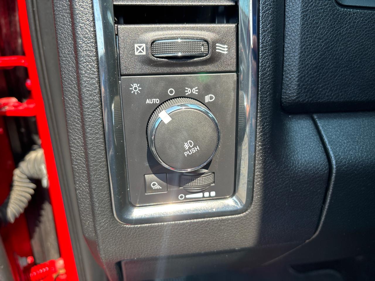 RAM 1500 4WD Crew Cab 140.5" Sport 2016