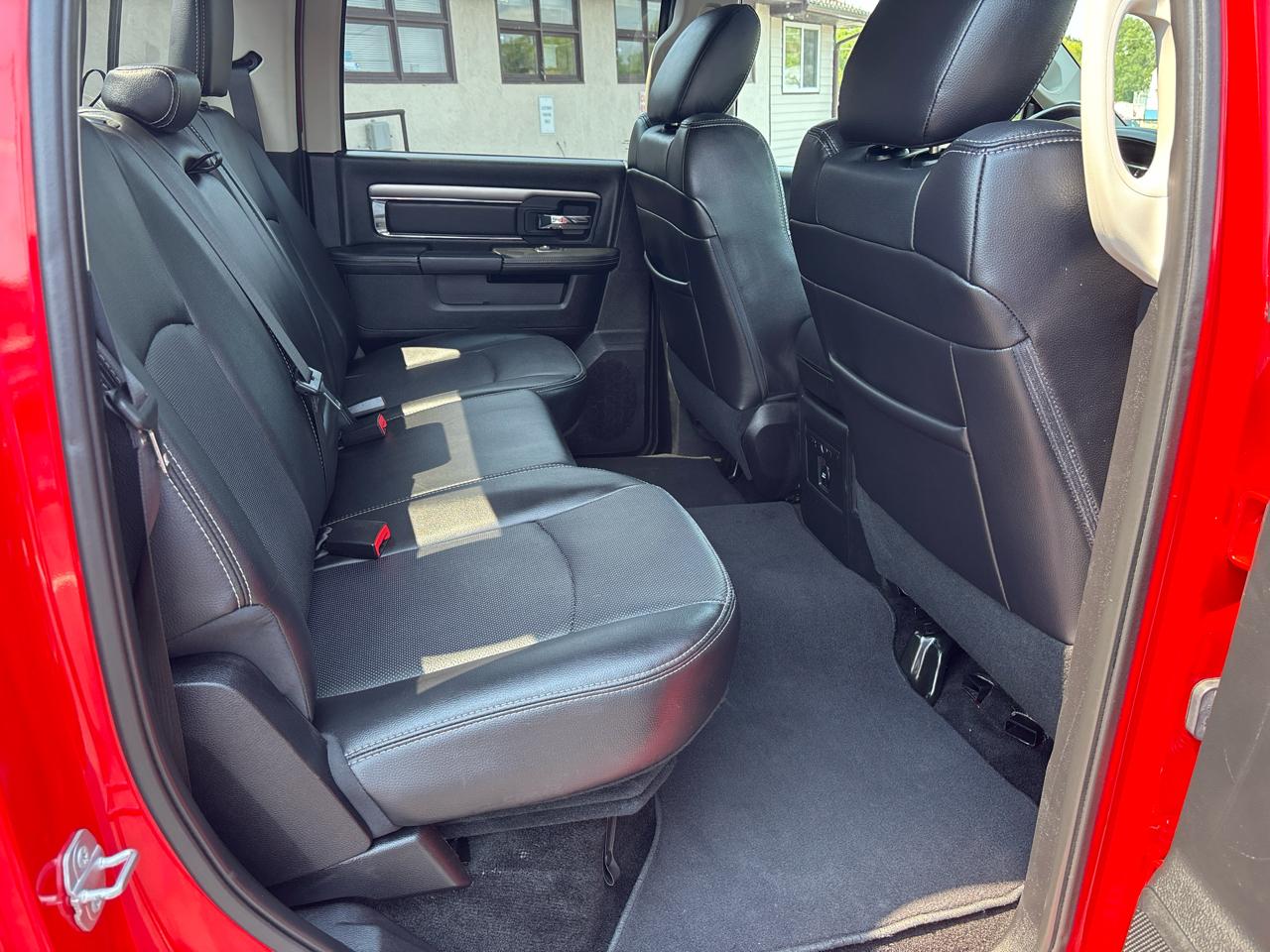 RAM 1500 4WD Crew Cab 140.5" Sport 2016