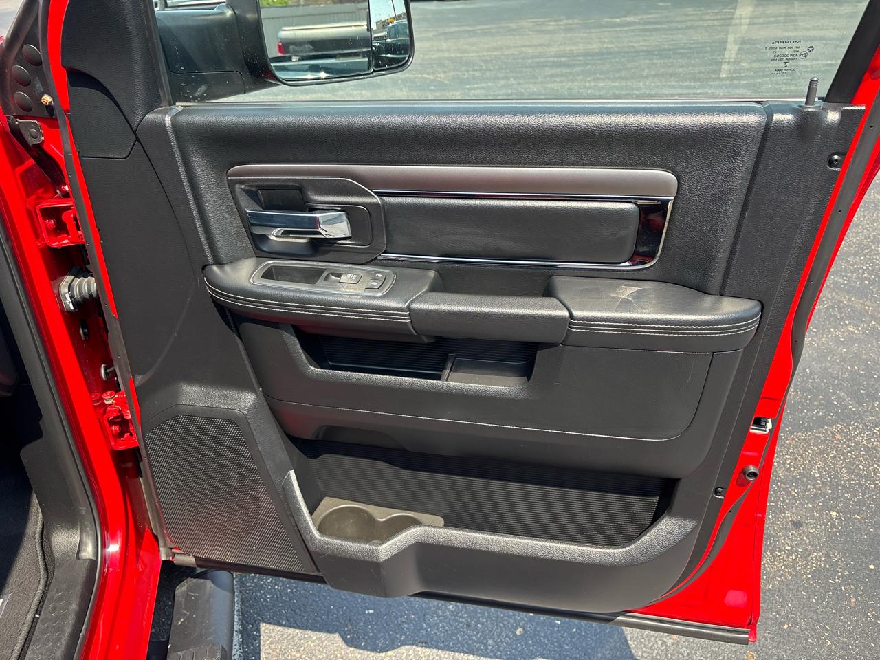 RAM 1500 4WD Crew Cab 140.5" Sport 2016