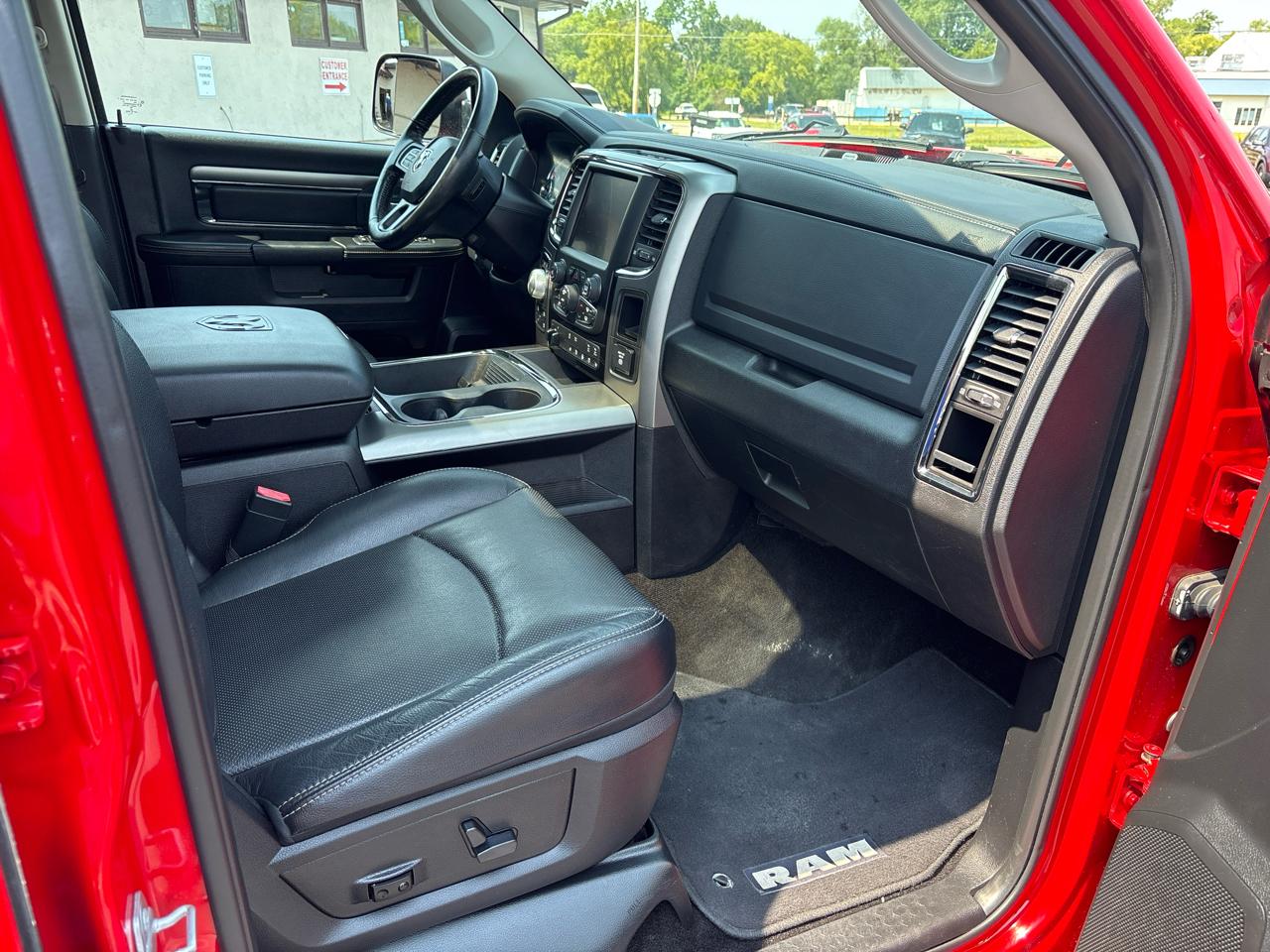 RAM 1500 4WD Crew Cab 140.5" Sport 2016