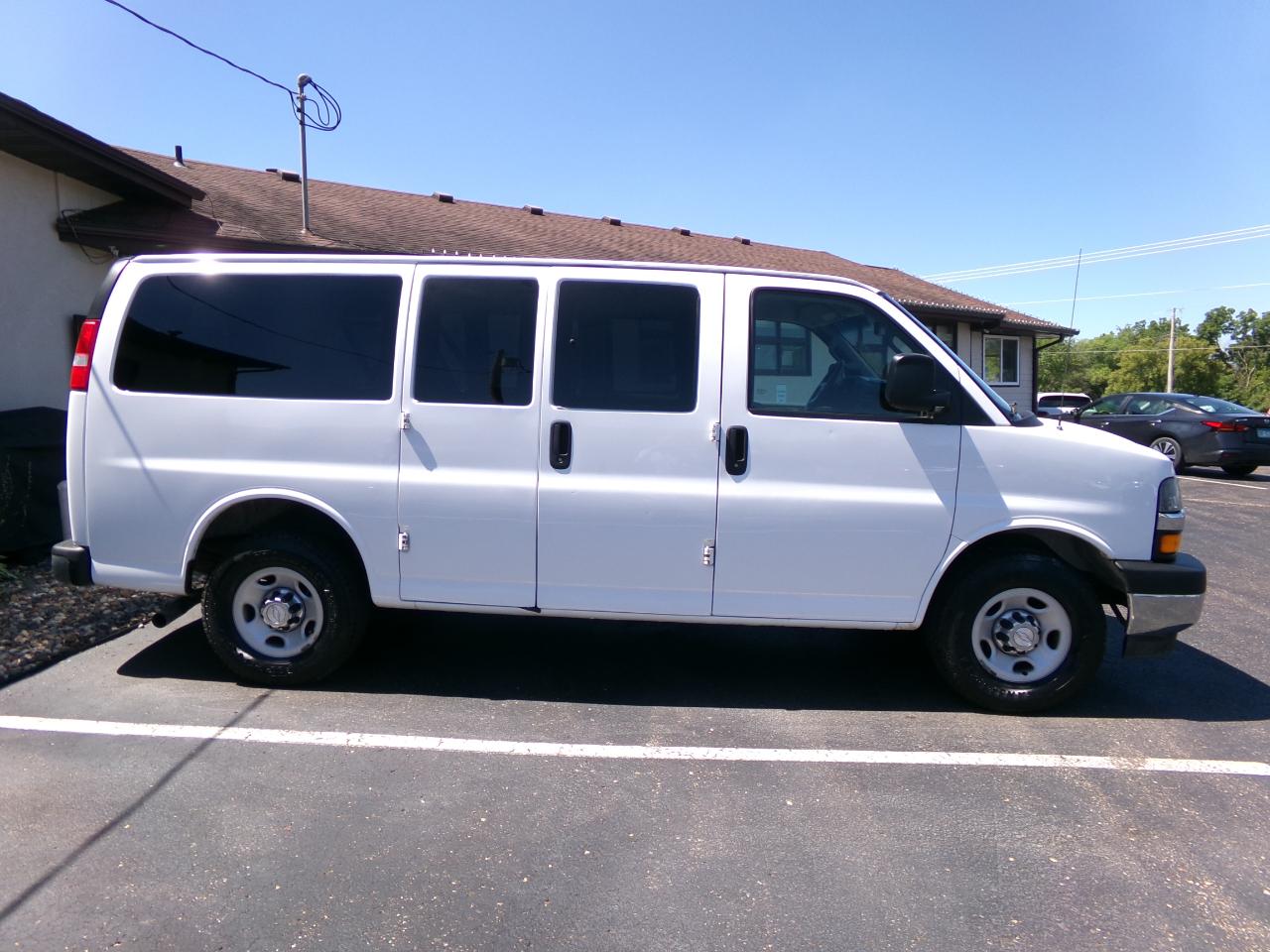Chevrolet Express Passenger RWD 2500 135" LT 2017