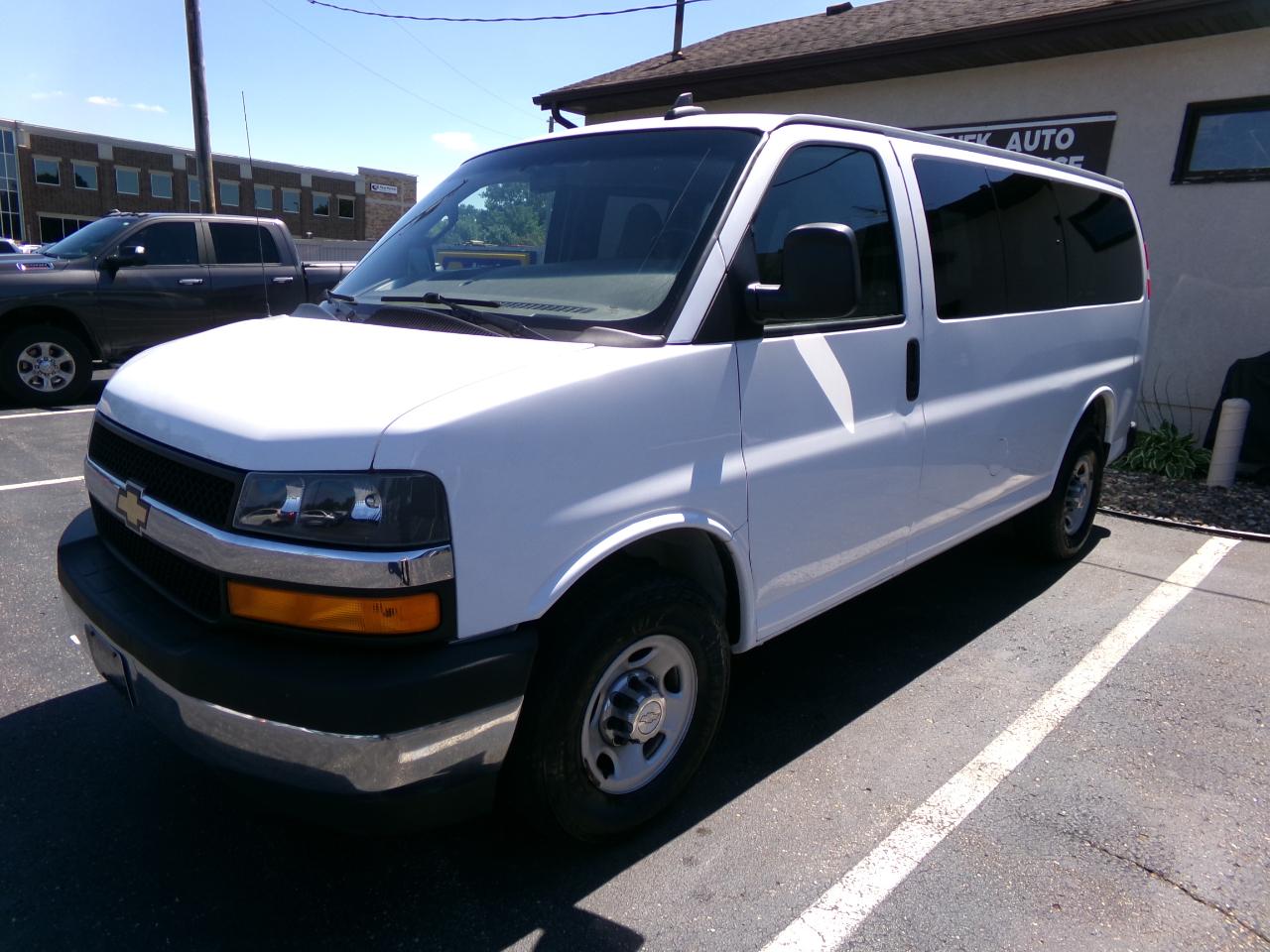 Chevrolet Express Passenger RWD 2500 135" LT 2017