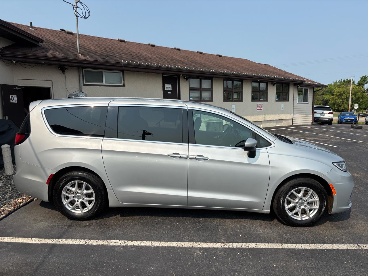 Chrysler Pacifica Touring FWD 2023