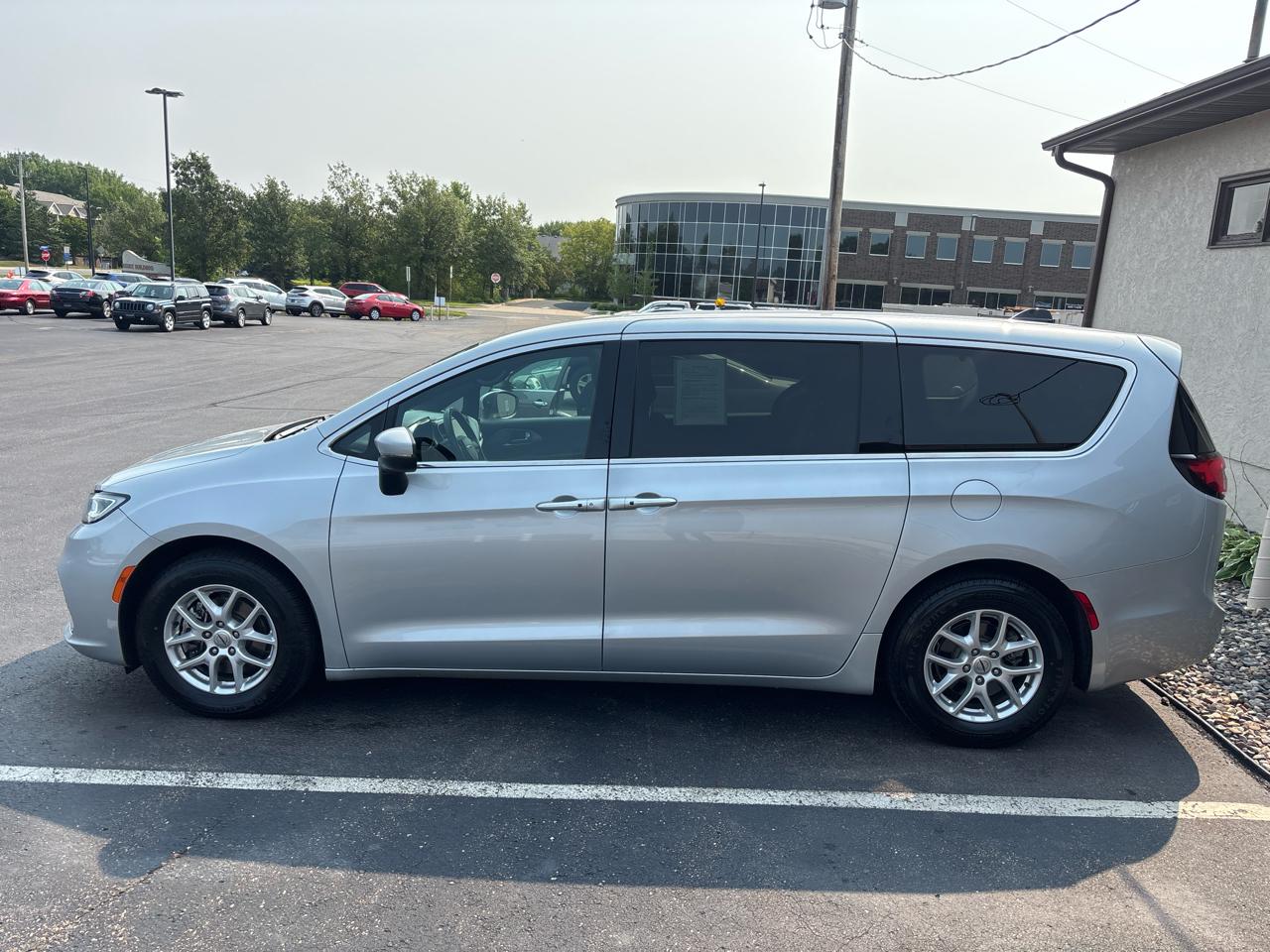 Chrysler Pacifica Touring FWD 2023