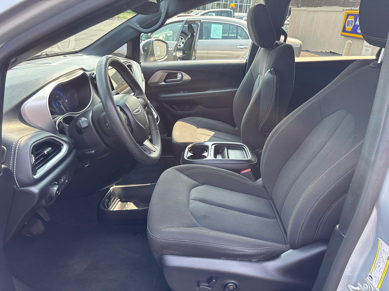 Chrysler Pacifica Touring FWD 2023