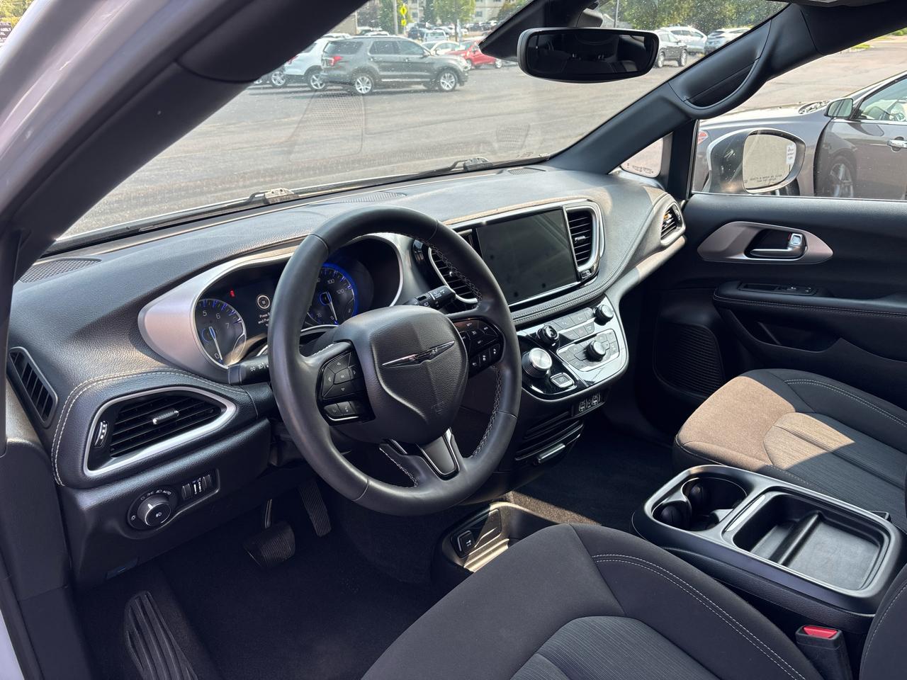 Chrysler Pacifica Touring FWD 2023