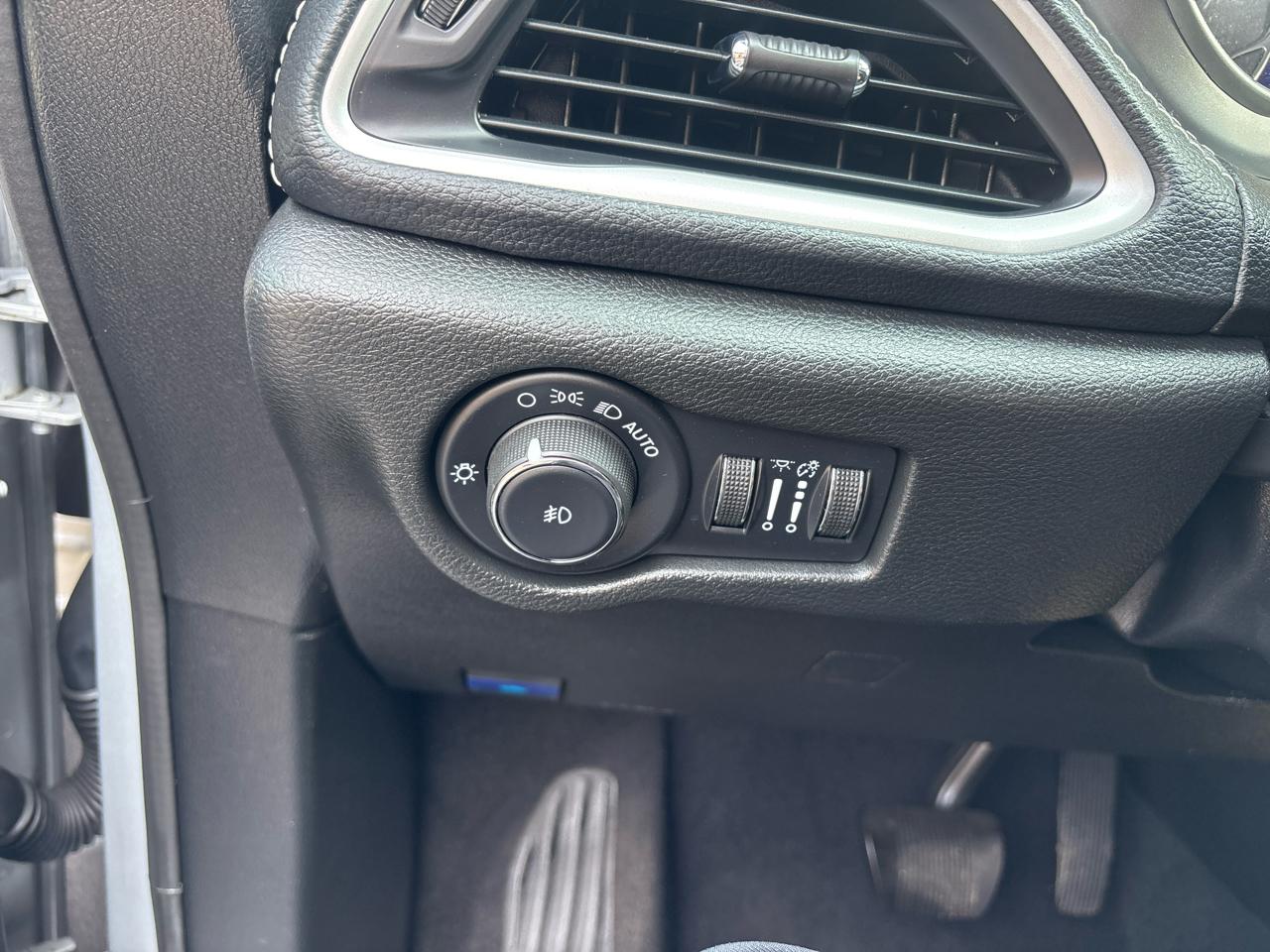 Chrysler Pacifica Touring FWD 2023