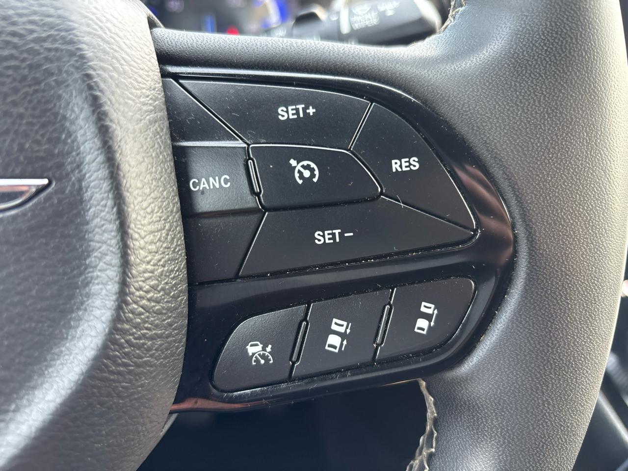 Chrysler Pacifica Touring FWD 2023