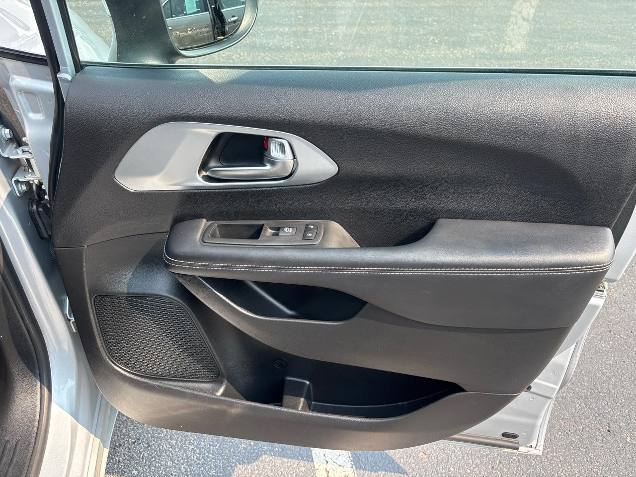 Chrysler Pacifica Touring FWD 2023