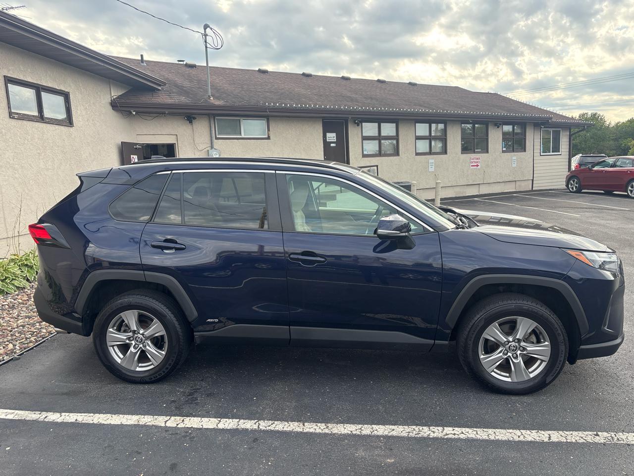 Toyota RAV4 Hybrid XLE AWD (Natl) 2022