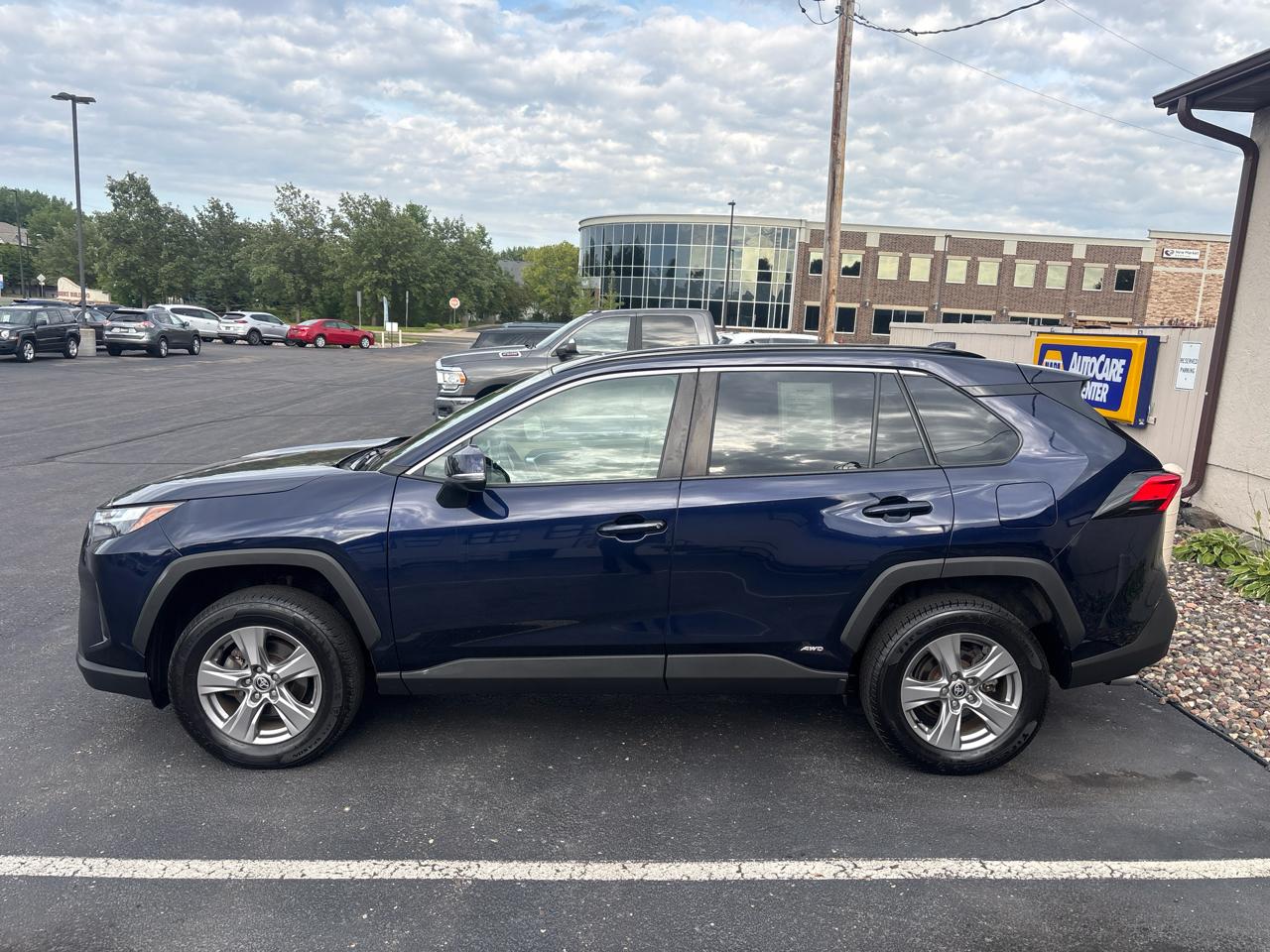 Toyota RAV4 Hybrid XLE AWD (Natl) 2022