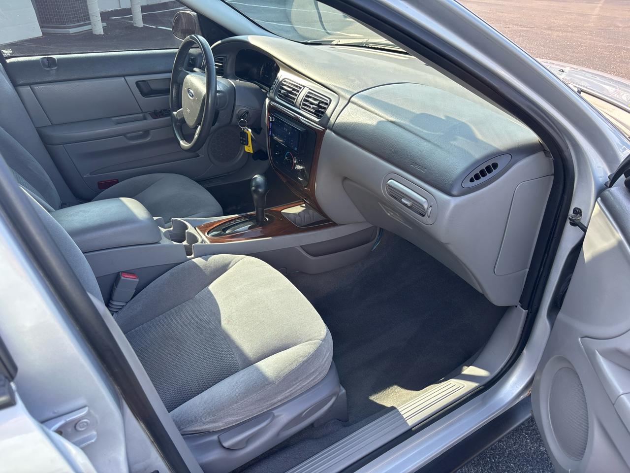 Ford Taurus 4dr Sdn SEL 2007