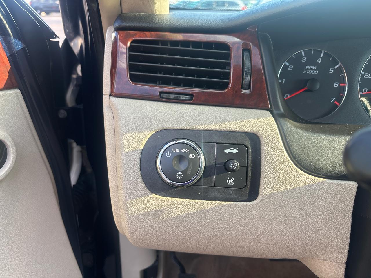 Chevrolet Impala 4dr Sdn 3.5L LT 2009