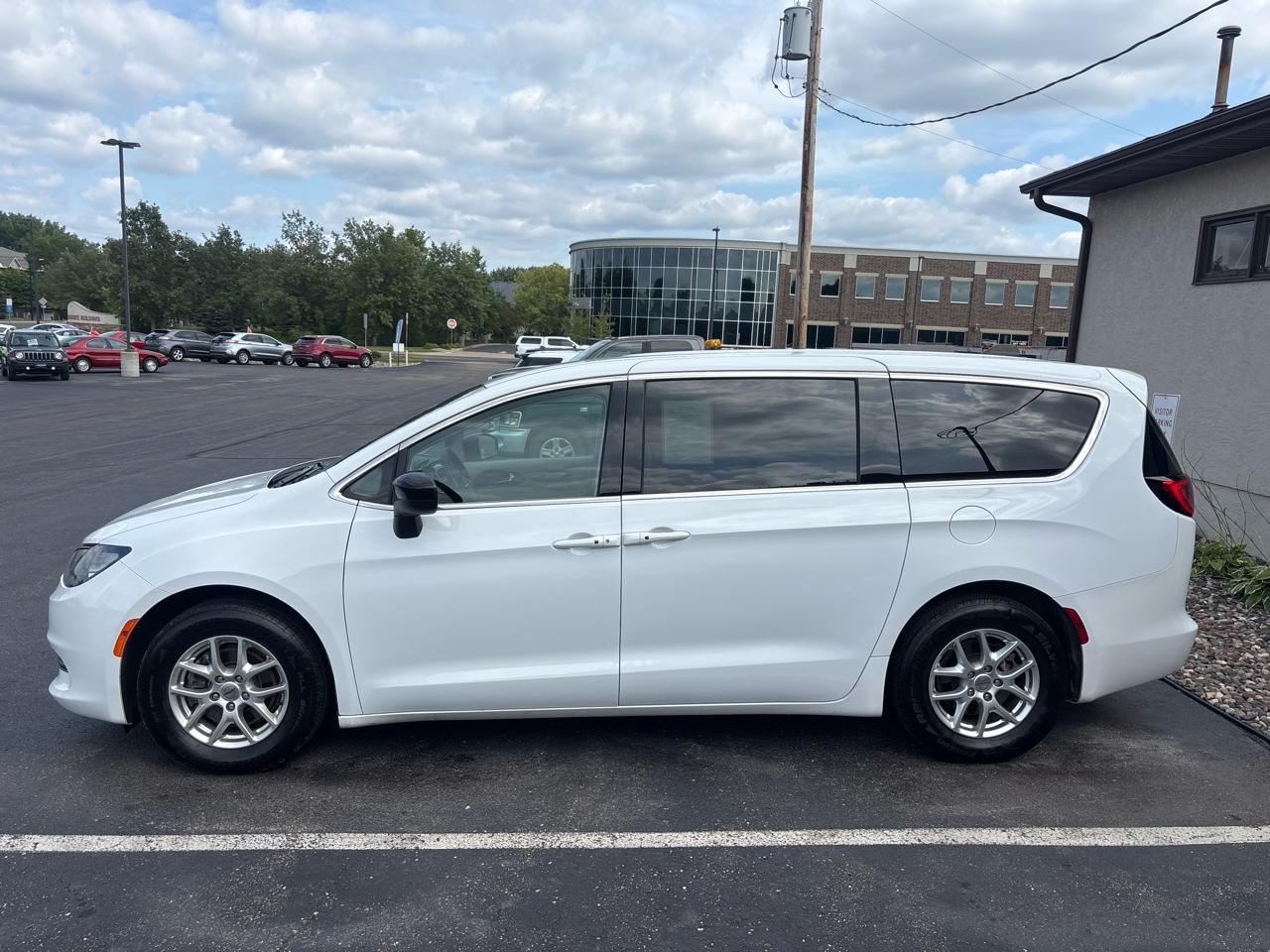 Chrysler Voyager LX FWD 2024