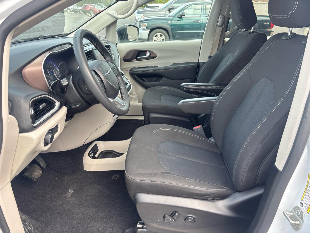 Chrysler Voyager LX FWD 2024