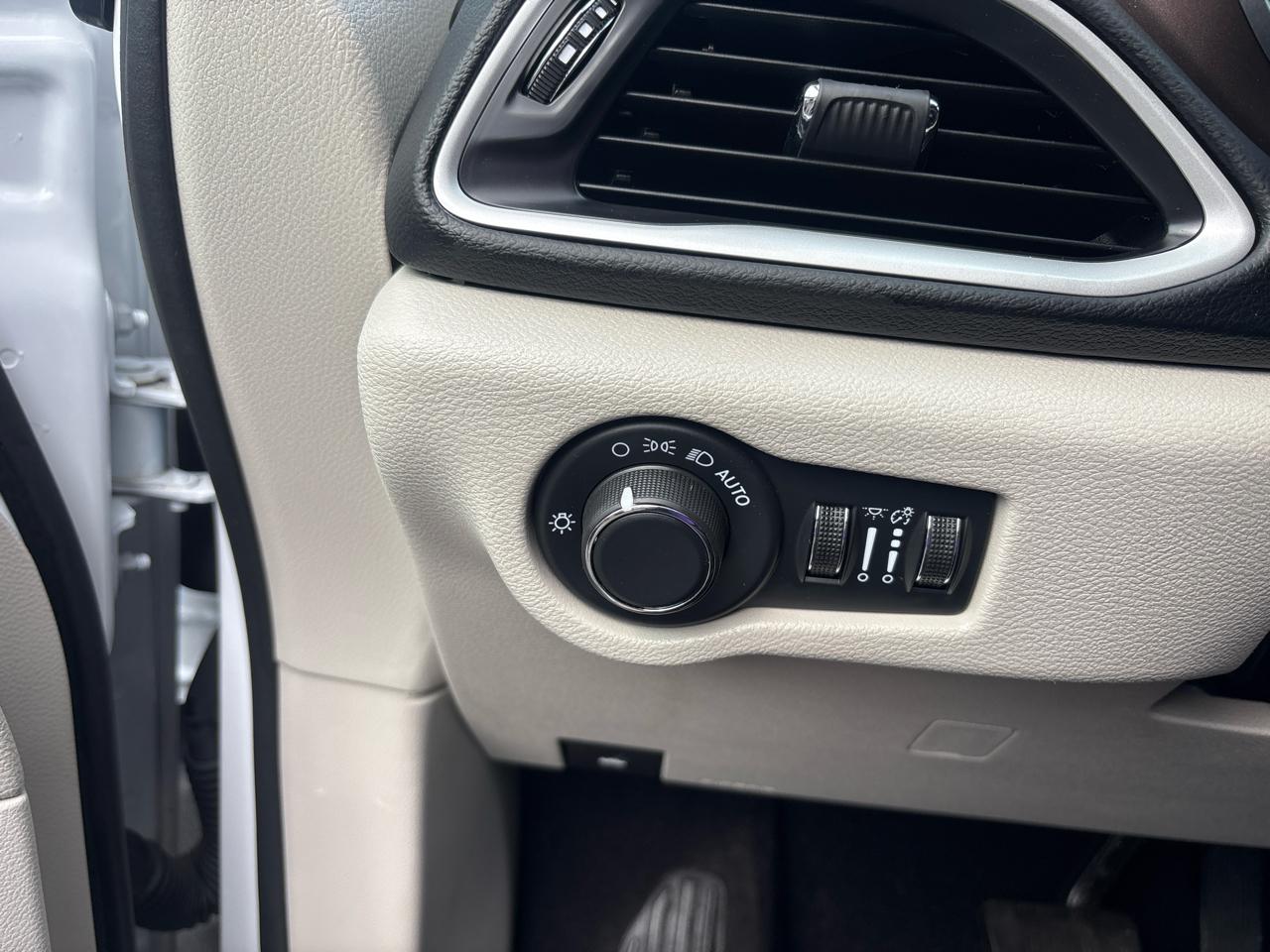 Chrysler Voyager LX FWD 2024