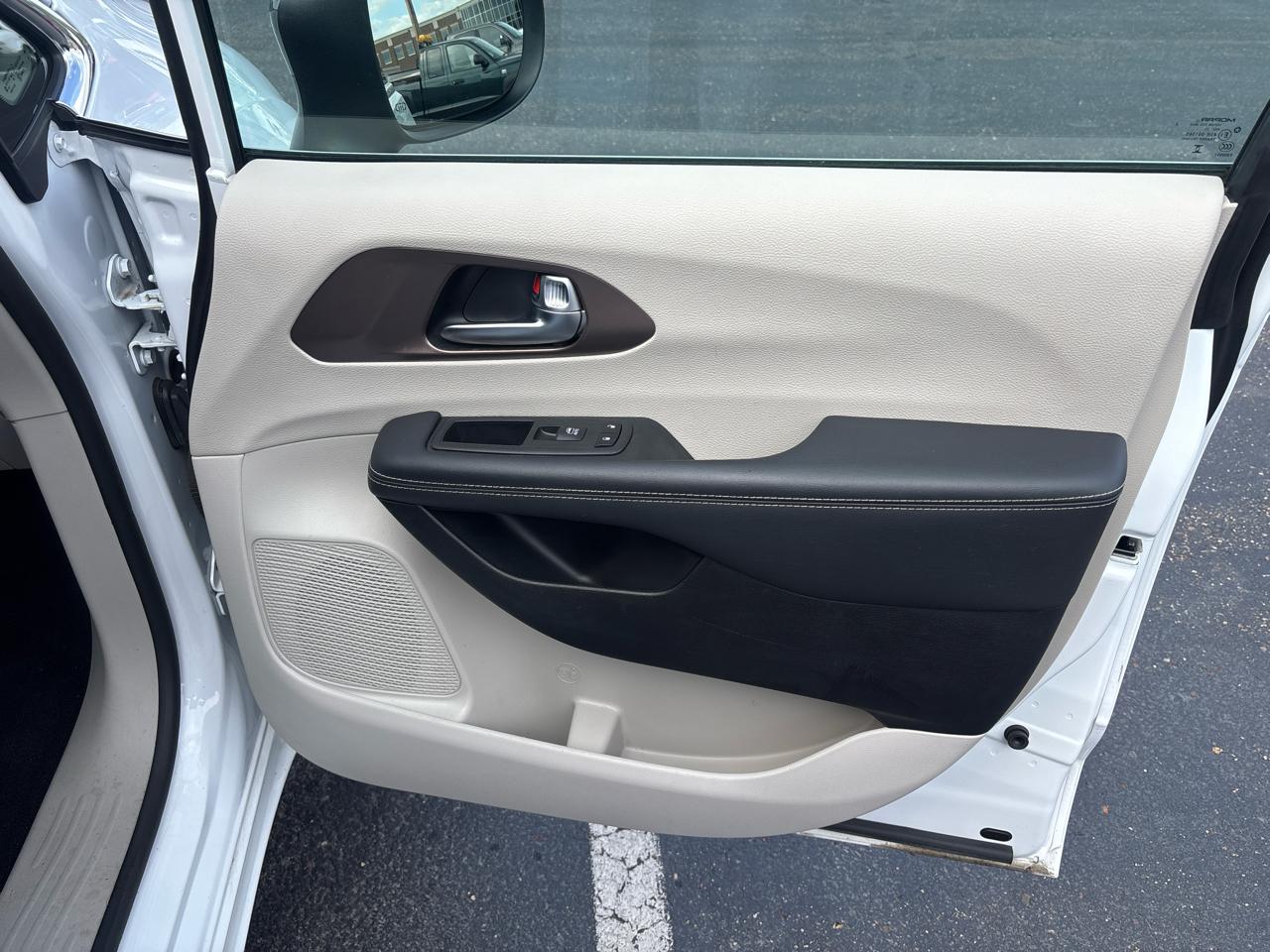 Chrysler Voyager LX FWD 2024
