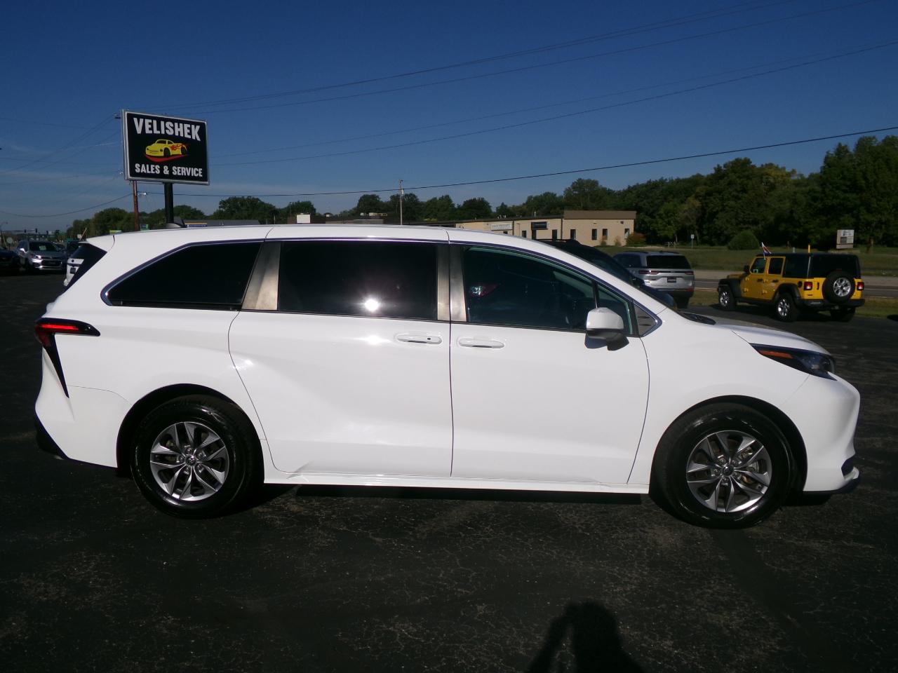 Toyota Sienna LE AWD 8-Passenger (Natl) 2021