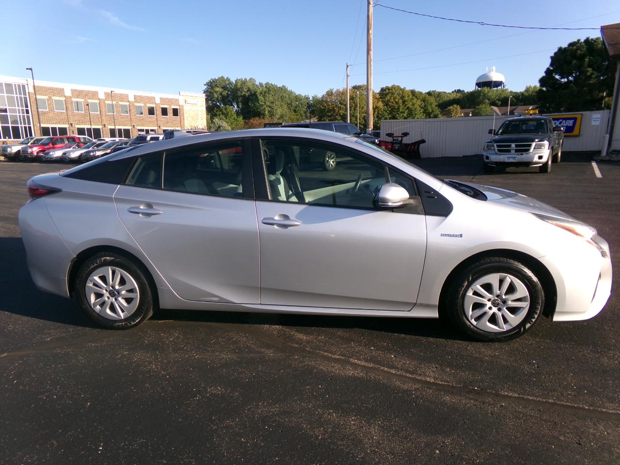 Toyota Prius 5dr HB Two (Natl) 2016