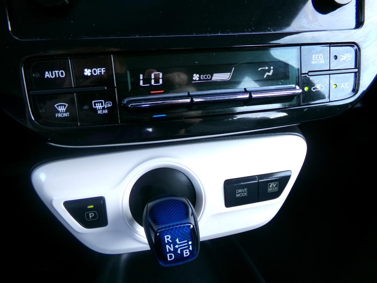 Toyota Prius 5dr HB Two (Natl) 2016