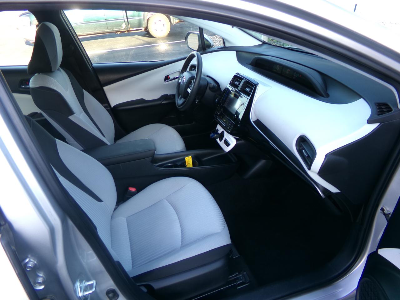 Toyota Prius 5dr HB Two (Natl) 2016
