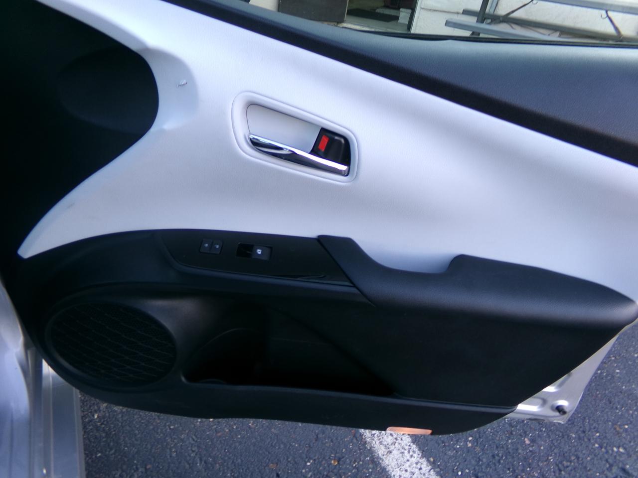 Toyota Prius 5dr HB Two (Natl) 2016