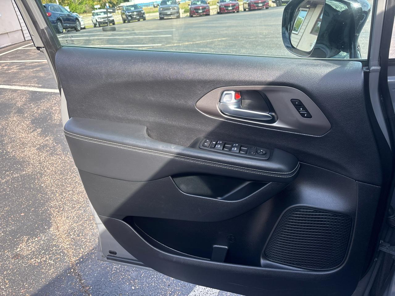Chrysler Pacifica Select FWD 2025
