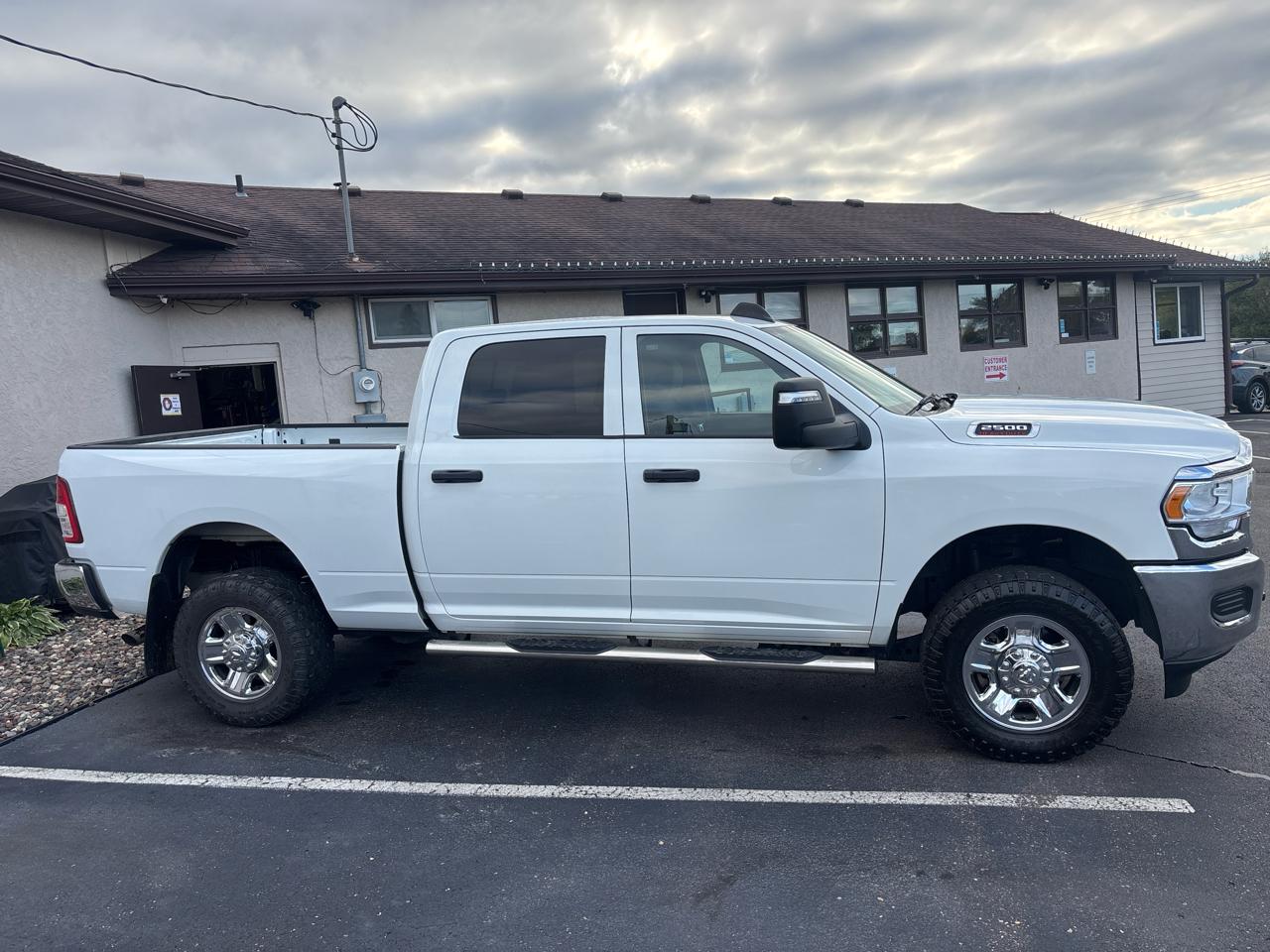 RAM 2500 Tradesman 4x4 Crew Cab 6'4" Box 2023