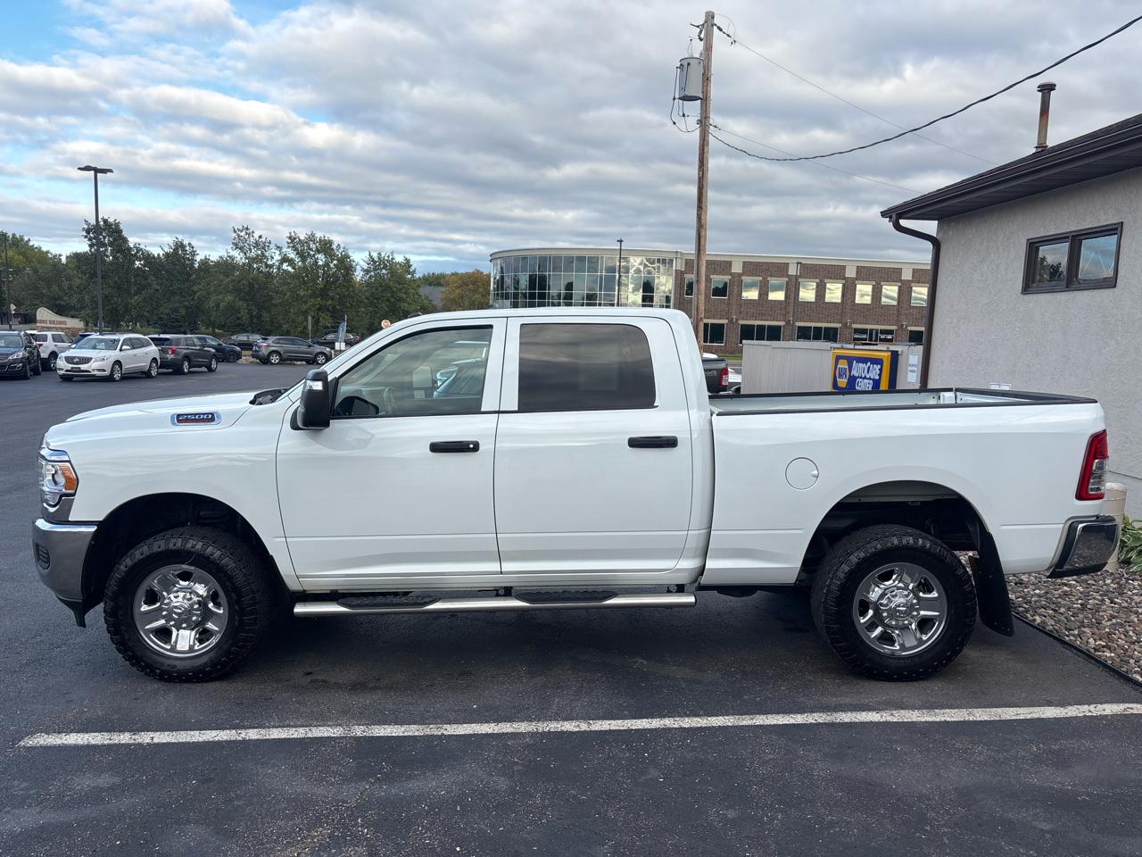RAM 2500 Tradesman 4x4 Crew Cab 6'4" Box 2023
