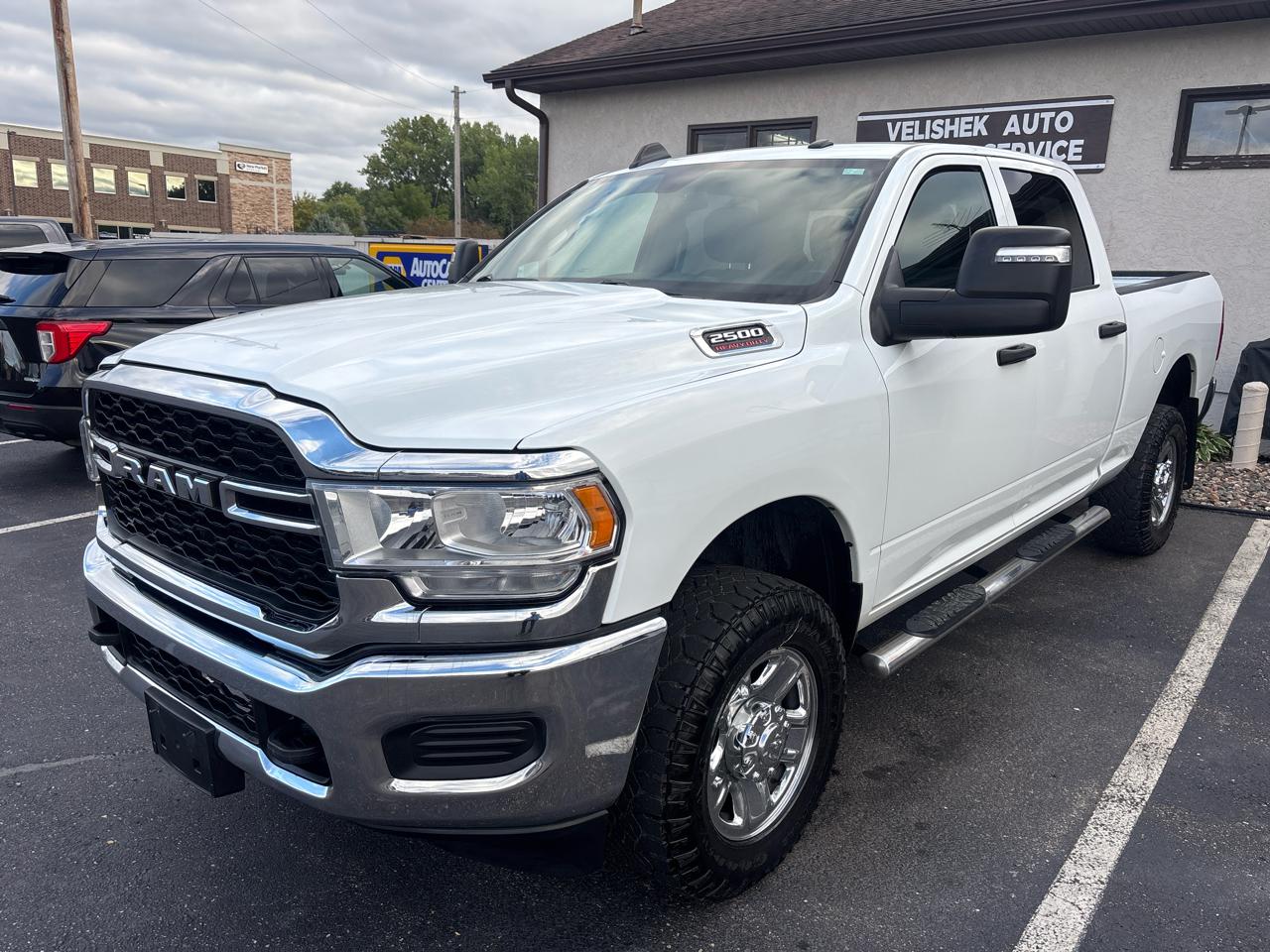 RAM 2500 Tradesman 4x4 Crew Cab 6'4" Box 2023