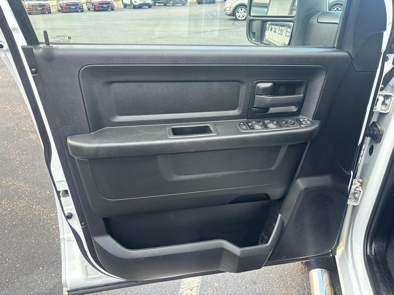 RAM 2500 Tradesman 4x4 Crew Cab 6'4" Box 2023