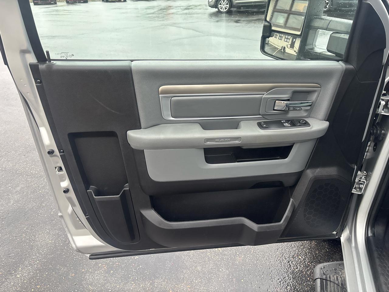 RAM 1500 Tradesman 4x4 Regular Cab 8' Box 2017
