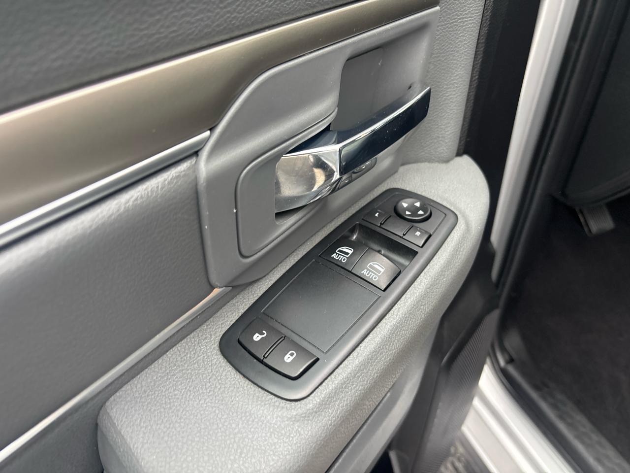 RAM 1500 Tradesman 4x4 Regular Cab 8' Box 2017