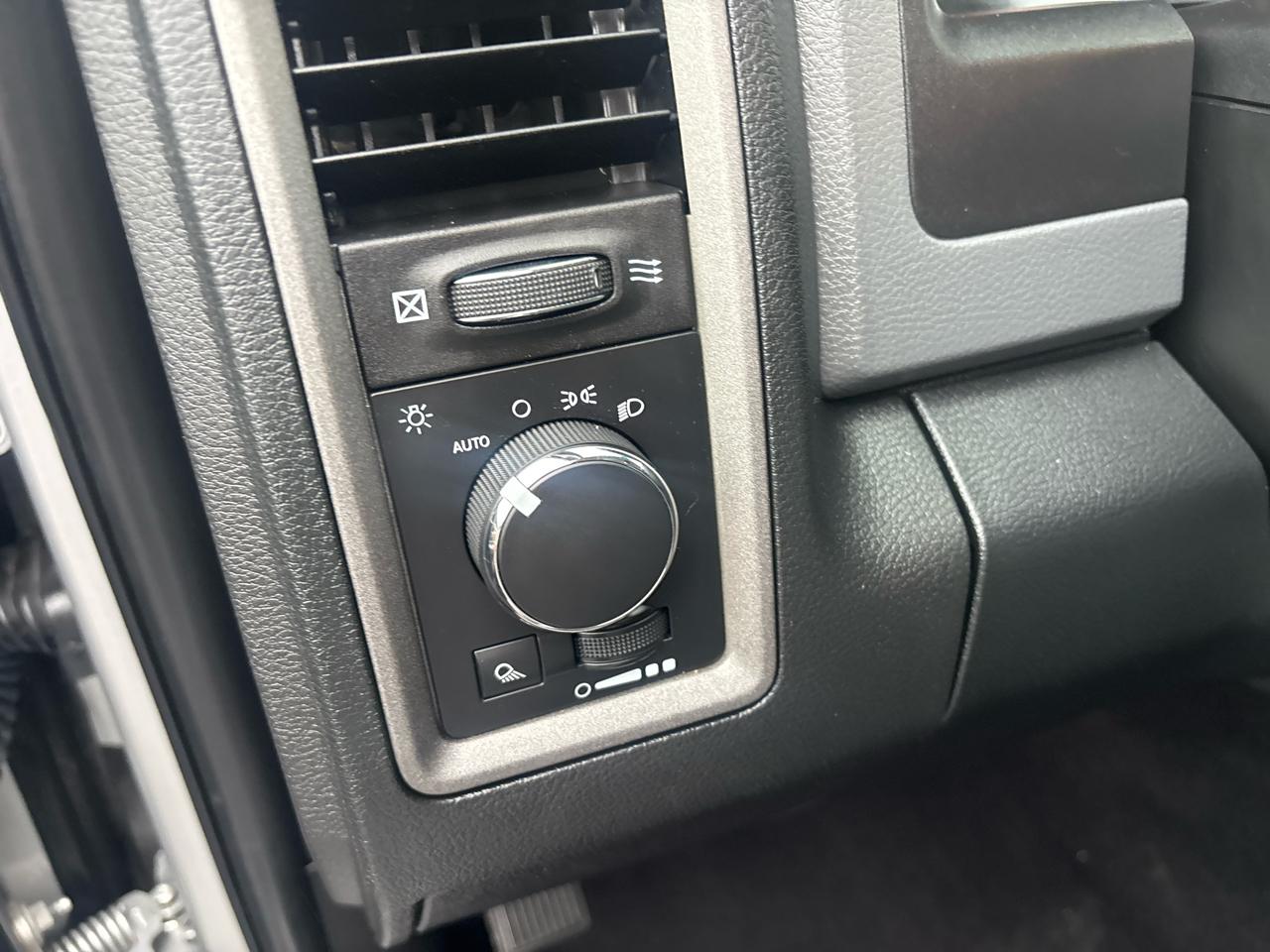 RAM 1500 Tradesman 4x4 Regular Cab 8' Box 2017